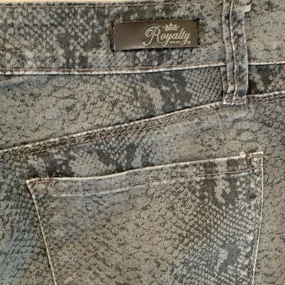 Royalty For Me Python Print Mid Rise Pants Size 6 - Picture 12 of 17